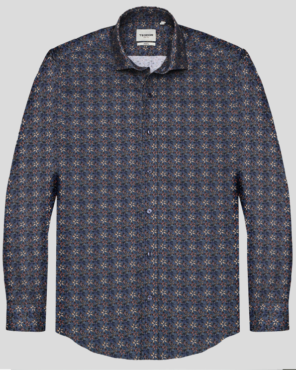 ТЪМНОСИНЯ РИЗА В КОНТРАСТЕН ДЕСЕН НА ЦВЕТЯ