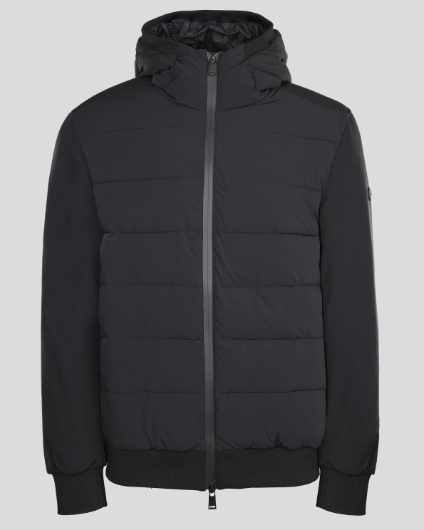  ЧЕРНО КАПИТОНИРАНО ЯКЕ С КАЧУЛКА И ГУМИРАНО ЛОГО