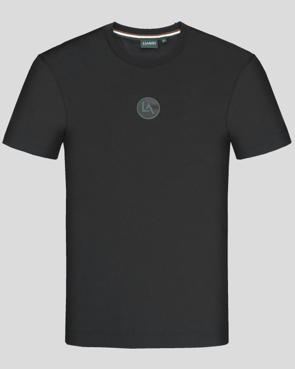 ЧЕРНА ТЕНИСКА С ОБЛО ДЕКОЛТЕ И ГУМИРАН ЛОГО БАДЖ