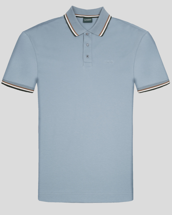 СВЕТЛОСИНЯ ТЕНИСКА С ПОЛО ЯКА И ГУМИРАНА ЛОГО ЕМБЛЕМА