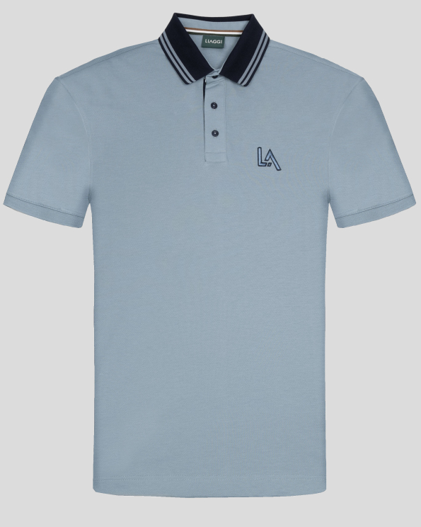 СВЕТЛОСИНЯ ТЕНИСКА С ЯКА И КОНТРАСТНА ДЕСЕНАЦИЯ 