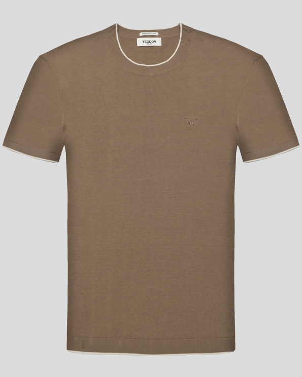 ПЛЕТЕНА ТЕНИСКА ОТ PREMIUM ПАМУК С КОНТРАСТНА ДЕСЕНАЦИЯ В ЦВЯТ КАМЕЛ