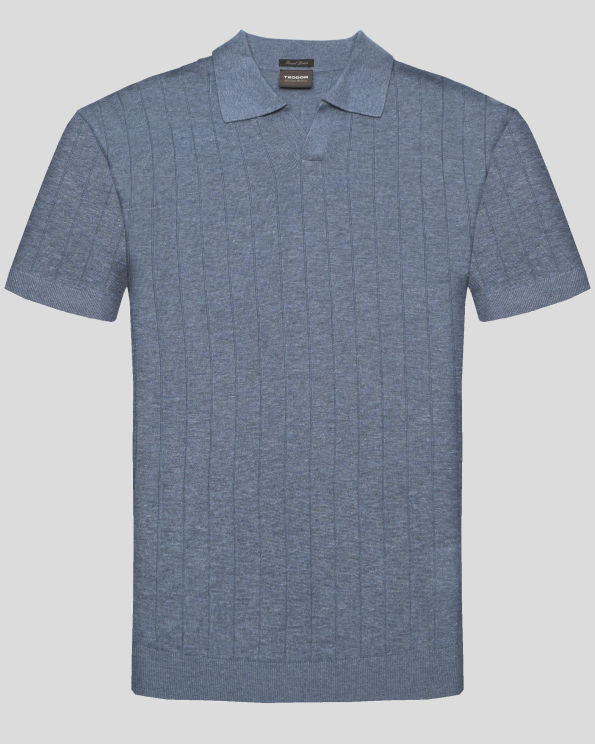 СИНЯ ТЕНИСКА ПЛЕТИВО ОТ ТЕНСЕЛ И ЛЕН С ПОЛО ЯКА И V-ОБРАЗНО ДЕКОЛТЕ