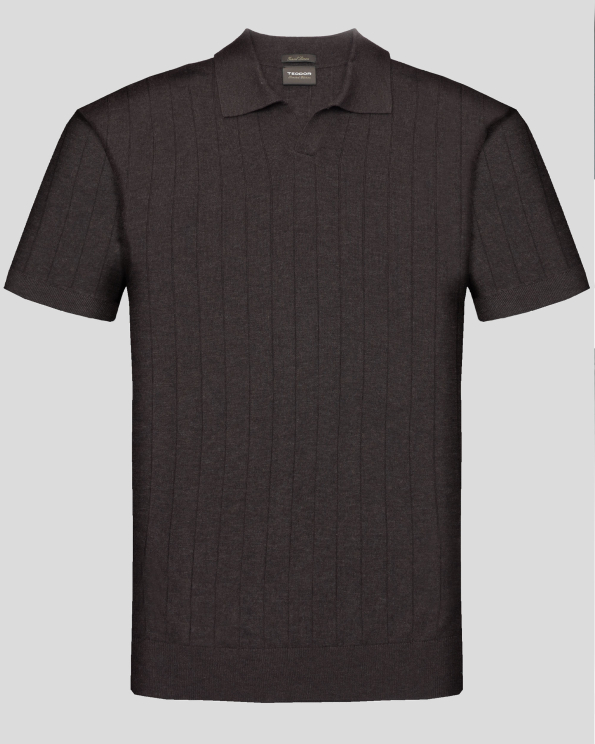 ТЪМНОКАФЯВА ПЛЕТЕНА ТЕНИСКА С ПОЛО ЯКА И V-ОБРАЗНО ДЕКОЛТЕ 