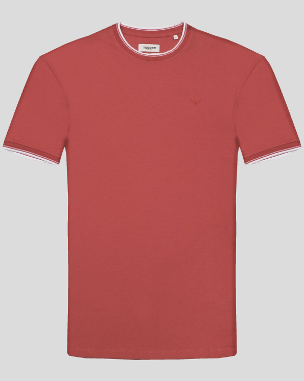 ТЕНИСКА С КОНТРАСТНА ДЕСЕНАЦИЯ И БРОДЕРИЯ ЛОГО В ЦВЯТ КОРАЛ