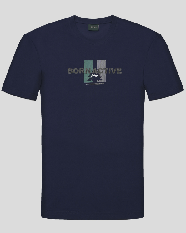 ТЪМНОСИНЯ ТЕНИСКА С ОБЛО ДЕКОЛТЕ И ЛОГО ПРИНТ