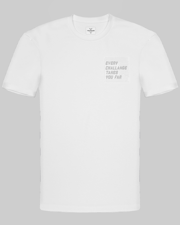 БЯЛА ТЕНИСКА С ОБЛО ДЕКОЛТЕ И НАДПИС ПРИНТ