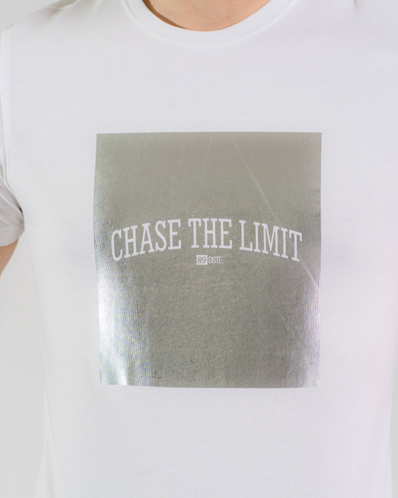 БЯЛА ПАМУЧНА ТЕНИСКА С ЕФЕКТЕН ПРИНТ CHASE THE LIMIT 200110131443-2 03
