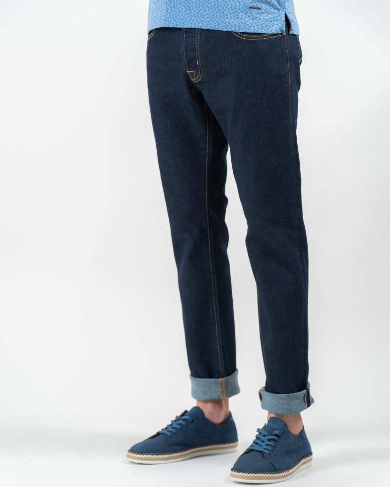 ТЪМНО СИНИ SELVEDGE  ДЪНКИ С БРОДЕРИЯ ЛОГО И КОНТРАСТНИ ШЕВОВЕ 220115088345-1 06
