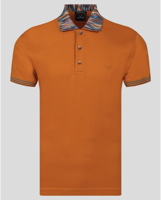 ОРАНЖЕВА ТЕНИСКА  С МНОГОЦВЕТНА ЯКА И ДЕСЕНИРАНИ БАНДОВЕ