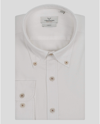 БЯЛА ВТАЛЕНА РИЗА ОТ ФИН ПАМУЧЕН ГАБАРДИН С ЯКА С КОПЧЕТА И ЛОГО