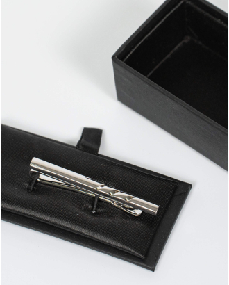 СРЕБРИСТА ИГЛА ЗА ВРАТОВРЪЗКА СЪС ЗАОБЛЕНИ ЛИНИИ