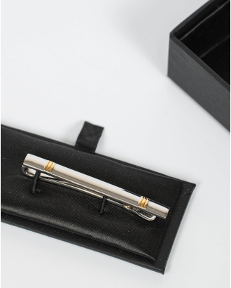 СРЕБРИСТА ИГЛА ЗА ВРАТОВРЪЗКА СЪС ЗЛАТИСТИ ЛИНИИ