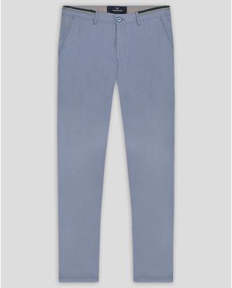 СВЕТЛО СИН ЧИНО ПАНТАЛОН С КОНТРАСТЕН ШИРИТ НА КОЛАН