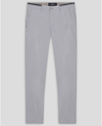 СИВ ЧИНО ПАНТАЛОН В СИТНА СТРУКТУРА С КОНТРАСТЕН ШИРИТ НА КОЛАН