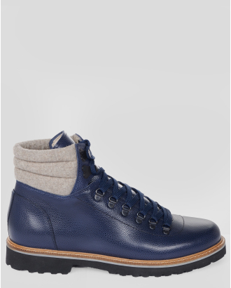 ТЪМНОСИНИ БОТИ ОТ ШАГРЕНИРАНА АГНЕШКА КОЖА С КОНТРАСТНА ГАРНИТУРА 