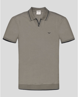 ТЕНИСКА С ПОЛО ЯКА И V-ОБРАЗНО ДЕКОЛТЕ ОТ PREMIUM ПАМУК В ЦВЯТ КАКИ