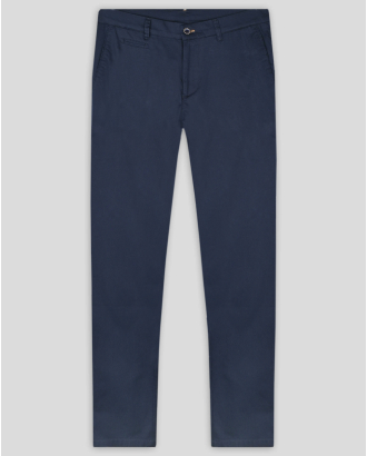 ТЪМНОСИН ЧИНО ПАНТАЛОН С ДВОЙНИ ФИЛЕТКИ И КОЖЕНА ЛОГО ЕМБЛЕМА 