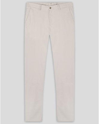 БЕЖОВ ЧИНО ПАНТАЛОН С ЕДИНИЧНИ ФИЛЕТКИ И ЛОГО АКСЕСОАР