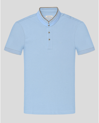 СВЕТЛОСИНЯ ТЕНИСКА С ПОПСКА ЯКА И КОНТРАСТНА ГАРНИТУРА 