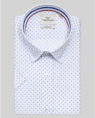 БЯЛА РИЗА С КЪС РЪКАВ В КОНТРАСТЕН ФИГУРАЛЕН ПРИНТ