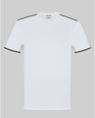 БЯЛА ТЕНИСКА ОТ ВИСОКОКАЧЕСТВЕН ПАМУК SUPIMA С КОНТРАСТНИ ДЕСЕНАЦИИ