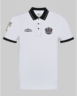 БЯЛА ТЕНИСКА ОТ PREMIUM ПАМУК С БРОДЕРИЯ ГЕРБ И КОНТРАСТНИ АКЦЕНТИ