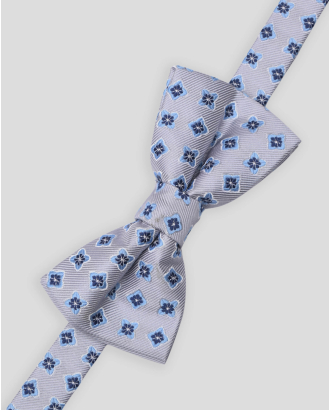 СВЕТЛОСИВА ПАПИЙОНКА В СТРУКТУРНО РАЙЕ НА ЦВЕТЯ