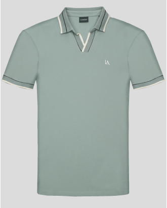 СВЕТЛОЗЕЛЕНА ТЕНИСКА С V-ОБРАЗНО ДЕКОЛТЕ И  КОНТРАСТНА ДЕСЕНАЦИЯ