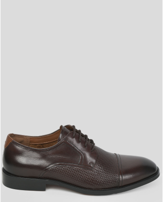 ТЪМНОКАФЯВИ ОБУВКИ ТИП ДЕРБИ С ДЕСЕНИРАНА ПЛЕТЕНА КОЖА