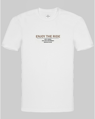 БЯЛА ЕЛАСТИЧНА ТЕНИСКА С ГУМИРАН НАДПИС 