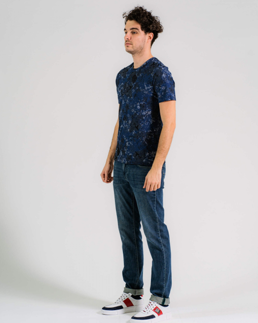 'ПАМУЧНА ТЕНИСКА С ФЛОРАЛЕН ПРИНТ В ТЪМНО СИНЬО И СИВО
