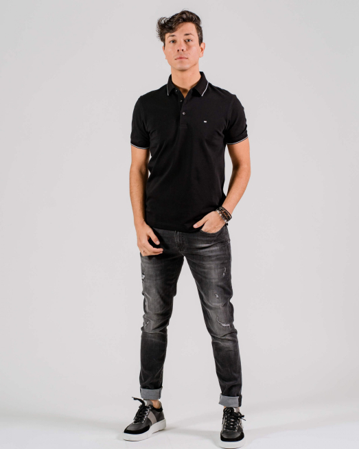 'ЧЕРНА ПАМУЧНА ТЕНИСКА С РЕЛЕФНА ЯКА