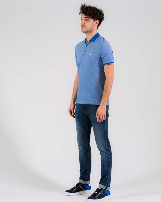 'СИНЯ СТРУКТУРНА ТЕНИСКА С ДВУЦВЕТНО ПИКЕ