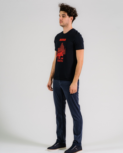 'ТЪМНО СИНЯ ТЕНИСКА С ЧЕРВЕН ПРИНТ И ЛЪСКАВИ ЕЛЕМЕНТИ