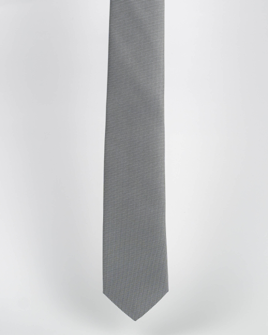 'СИВА ВРАТОВРЪЗКА НА СИТНИ ФИГУРИ