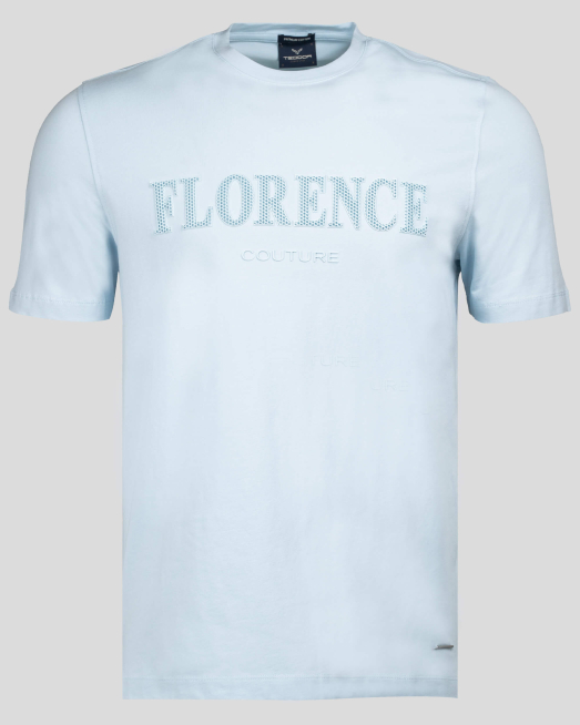 'СВЕТЛО СИНЯ ТЕНИСКА С МЕТАЛЕН ЛОГО АКСЕСОАР