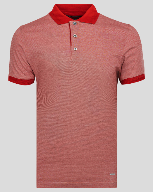 'ЧЕРВЕНА ТЕНИСКА С ЯКА С МЕТАЛНО ЛОГО ОТ ДВОЙНО МЕРСЕРИЗИРАН ПАМУК