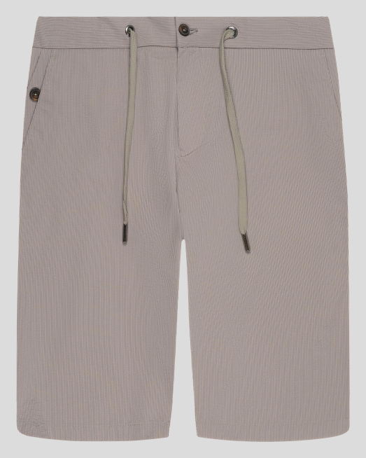 'БЕЖОВИ БЕРМУДИ ОТ ТЕХНОЛОГИЧЕН ТЕКСТИЛ С МЕТАЛНО ЛОГО