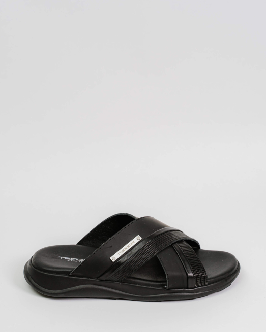 'ЧЕРНИ ЧЕХЛИ С УКРАСИТЕЛНИ ДЕТАЙЛИ И МЕТАЛНО ЛОГО