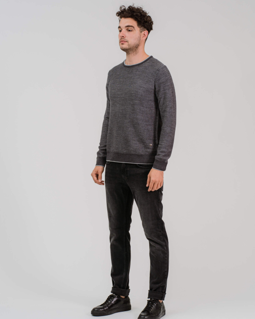 'СИВ ПУЛОВЕР С КОНТРАСТИ И МЕТАЛНО ЛОГО