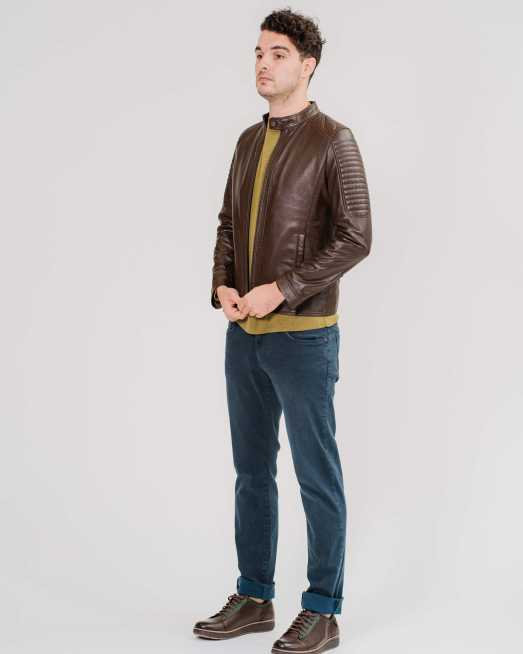 'КАФЯВО ЯКЕ ОТ ПЕРФОРИРАНА КОЖА С ДЕКОРАТИВНИ ЕЛЕМЕНТИ