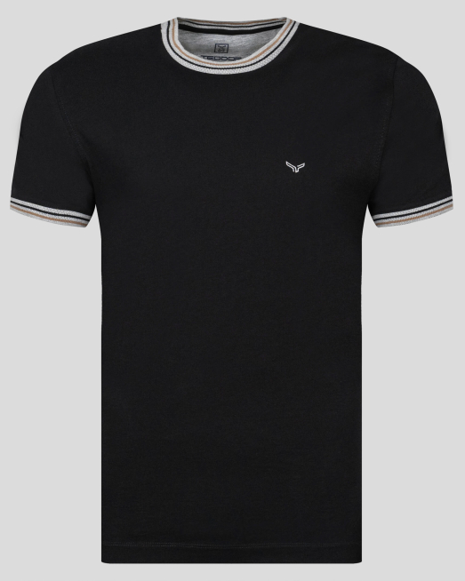 'ЧЕРНА ТЕНИСКА ОТ PREMIUM ПАМУК С КОНТРАСТНА ДЕСЕНАЦИЯ НА БИЕ И РЪКАВИ