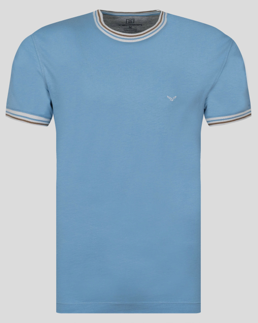 'СВЕТЛОСИНЯ ТЕНИСКА С ОБЛО ДЕКОЛТЕ И КОНТРАСТНА ДЕСЕНАЦИЯ