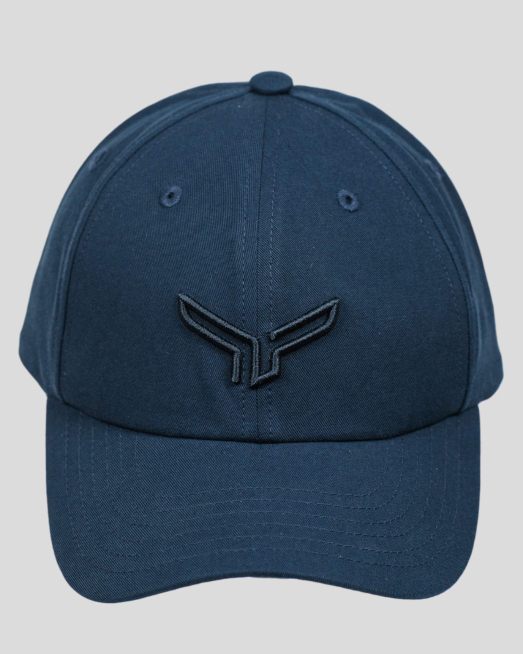 'ПАМУЧНА ШАПКА С КОЗИРКА И  РЕЛЕФНА БРОДЕРИЯ ЛОГО  В ДЕНИМ СИН ЦВЯТ