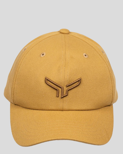 ' ПАМУЧНА ШАПКА С КОЗИРКА И  РЕЛЕФНА БРОДЕРИЯ ЛОГО В ЦВЯТ КАМЕЛ