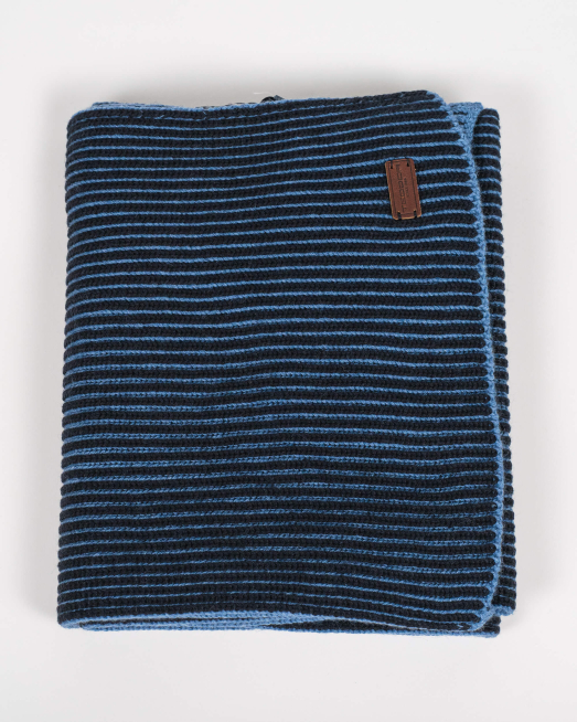 ' ДВУЦВЕТЕН ШАЛ В ТЪМНО СИН И ДЕНИМ СИН ЦВЯТ С КОЖЕН ЛОГО АКСЕСОАР 