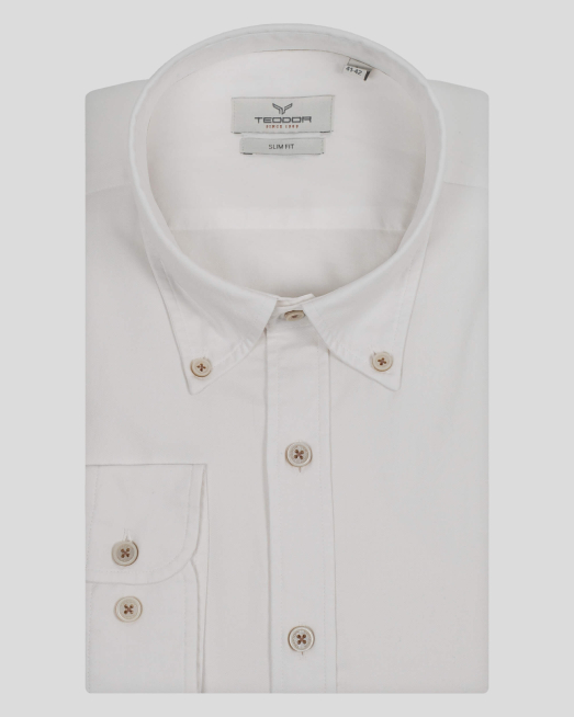 'БЯЛА ВТАЛЕНА РИЗА ОТ ФИН ПАМУЧЕН ГАБАРДИН С ЯКА С КОПЧЕТА И ЛОГО