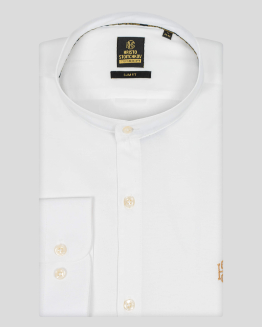 'БЯЛА ВТАЛЕНА РИЗА С ПОПСКА ЯКА И КОНТРАСТНА БРОДЕРИЯ ЛОГО H8S