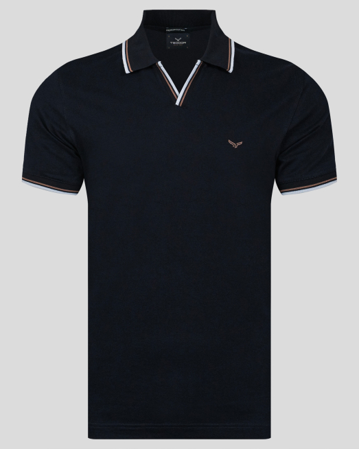 'ТЪМНОСИНЯ ТЕНИСКА С ПОЛО ЯКА И ДЕСЕНАЦИИ НА ЯКА, ДЕКОЛТЕ И БАНДОВЕ